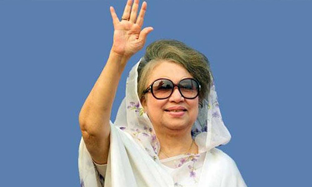 খালেদা জিয়ার হাতে গুলশানের বাড়ির নামজারির কাগজ তুলে দিল অন্তর্বর্তী সরকারের উপদেষ্টা
