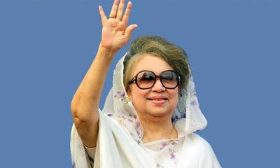 খালেদা জিয়ার হাতে গুলশানের বাড়ির নামজারির কাগজ তুলে দিল অন্তর্বর্তী সরকারের উপদেষ্টা