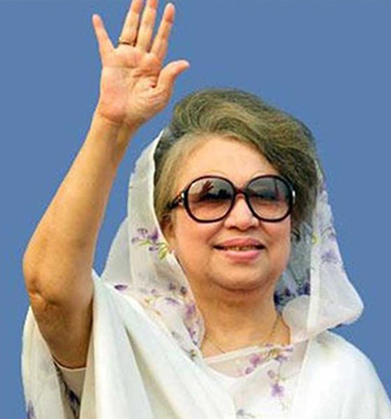 খালেদা জিয়ার হাতে গুলশানের বাড়ির নামজারির কাগজ তুলে দিল অন্তর্বর্তী সরকারের উপদেষ্টা